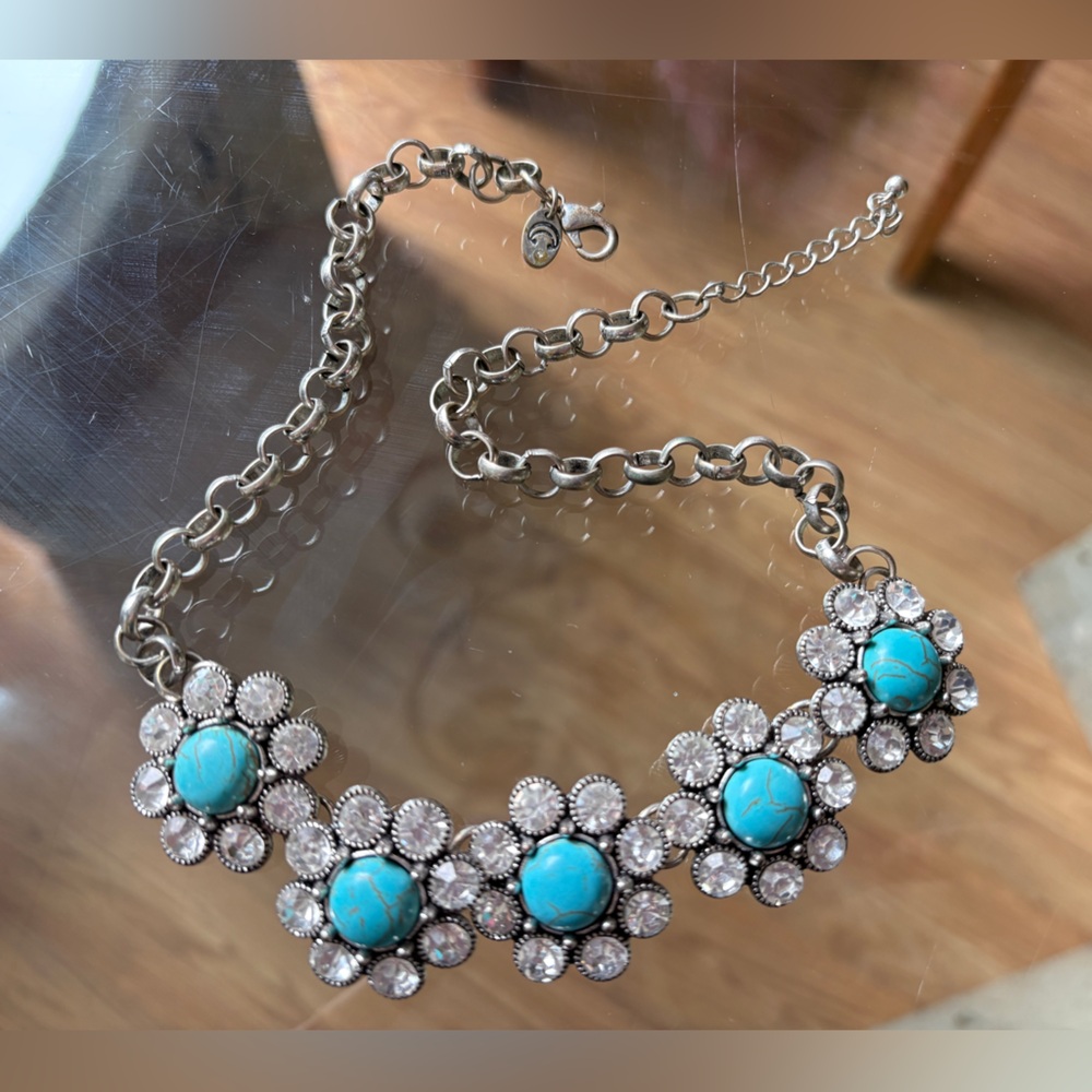 Chic Floral Necklace with Turquoise and Silver Accents
